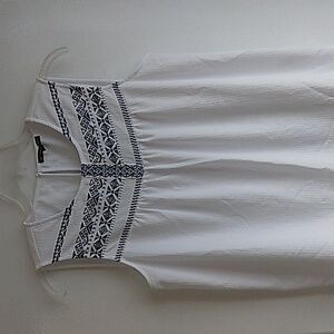 Adrianna Pepell White Textured Sleeveless Blouse Blue Embroidered Neckline Large